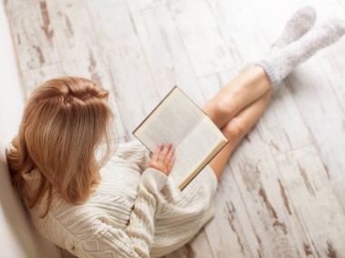 Kadın kitap okuyor.