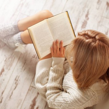 Kadın kitap okuyor.