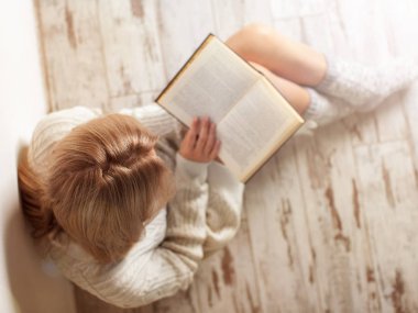 Kadın kitap okuyor.