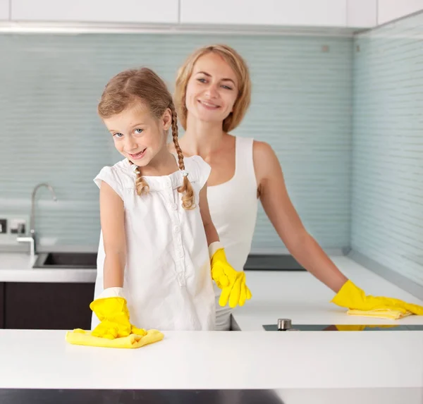 Мать с ребенком моют кухню — стоковое фото
