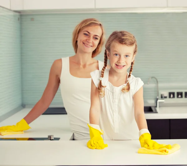 Matka z dziecko mycia kuchni — Zdjęcie stockowe