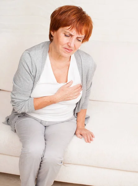 Madura mujer sostiene su corazón —  Fotos de Stock