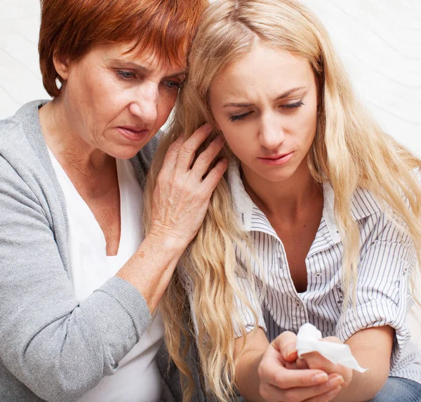 Madre lamenta llorar hija — Foto de Stock