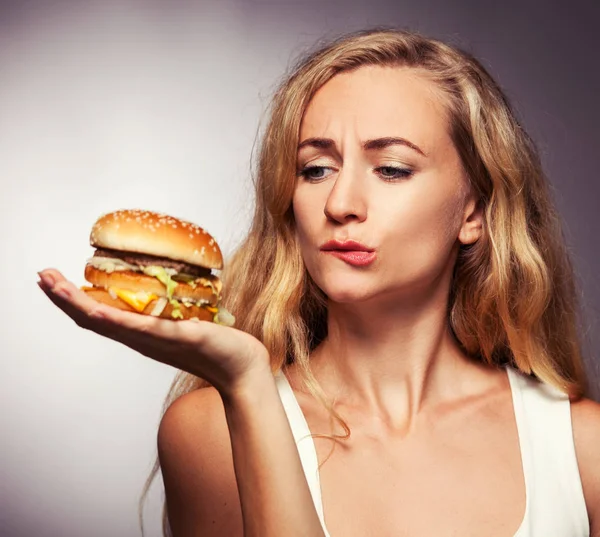 Femme avec hamburger — Photo