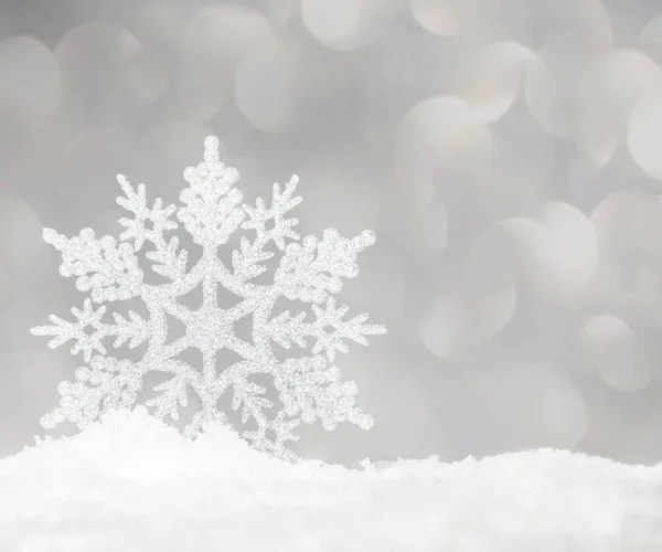 雪の上のクリスマス飾り — ストック写真