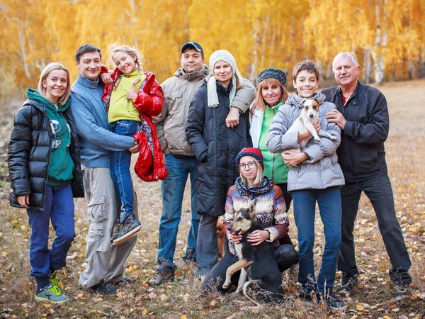 Große Familie im Herbst. — Stockfoto