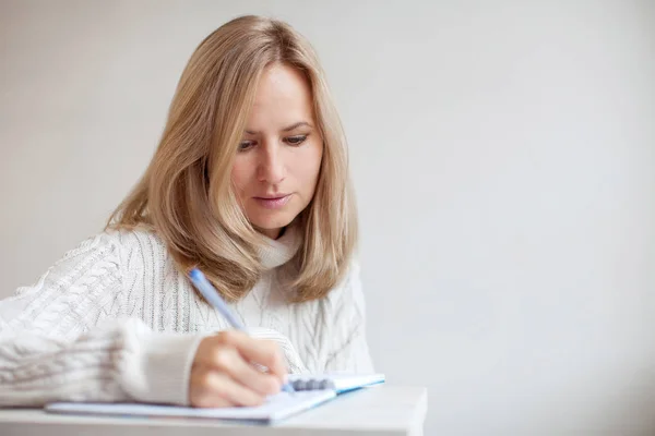 Vrouw die pen schrijft in notitieboekje — Stockfoto