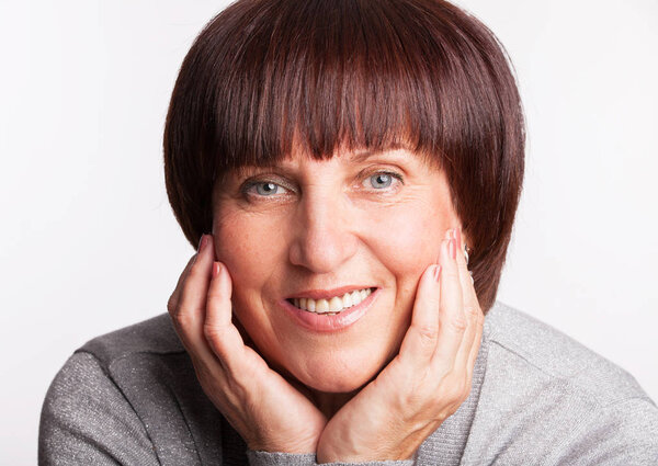 Улыбающаяся зрелая женщина
