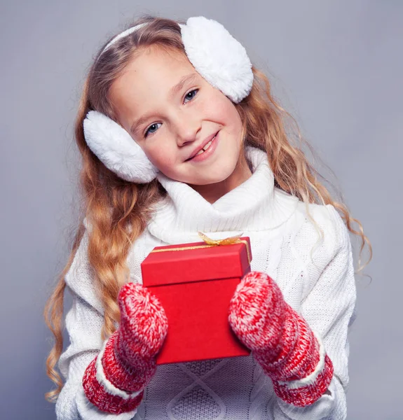 Girl in winter clothes with gift — Stock Photo, Image