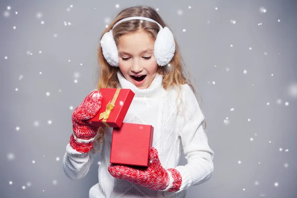Téli ruhás lány ajándékkal — Stock Fotó