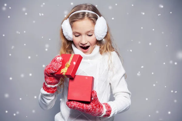 Girl in winter clothes with gift — Stock Photo, Image