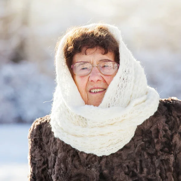 Vieille femme marchant au parc d'hiver — Photo