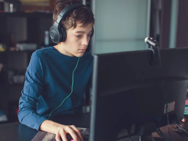 Adolescente jugando en la computadora juego — Foto de Stock