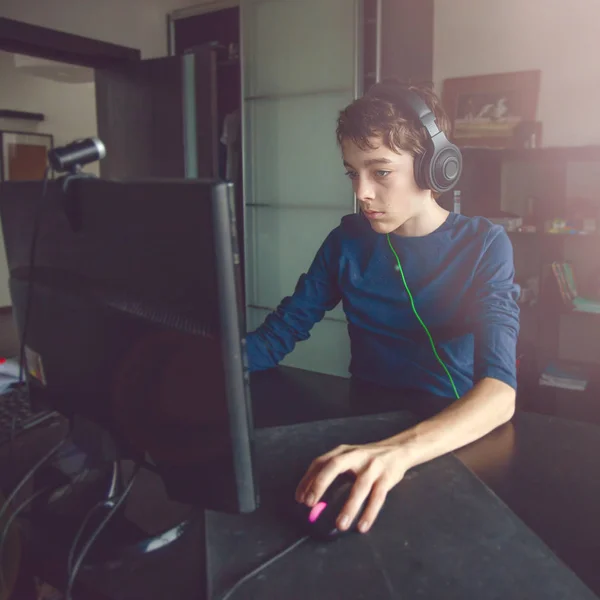 Adolescente jugando en la computadora juego — Foto de Stock