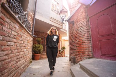 Turist Tbilisi sokaklarında yürüyor