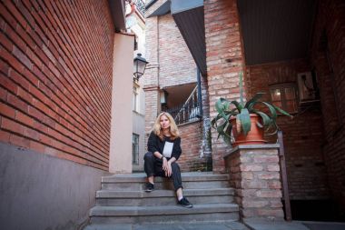 Turist Tbilisi sokaklarında yürüyor