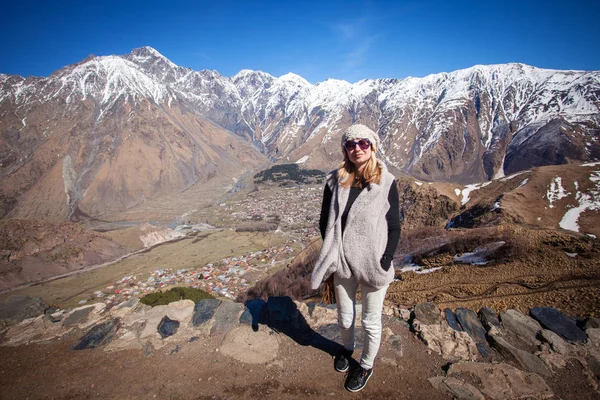 Toerist in de bergen van Kazbegi — Stockfoto