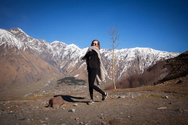 Turista nas montanhas de Kazbegi — Fotografia de Stock