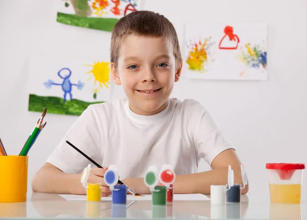 Niño en una clase de dibujo — Foto de Stock