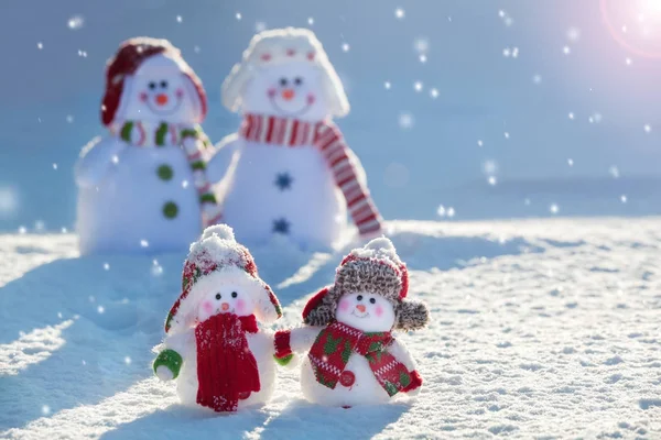 Familjesnögubbar på snö — Stockfoto