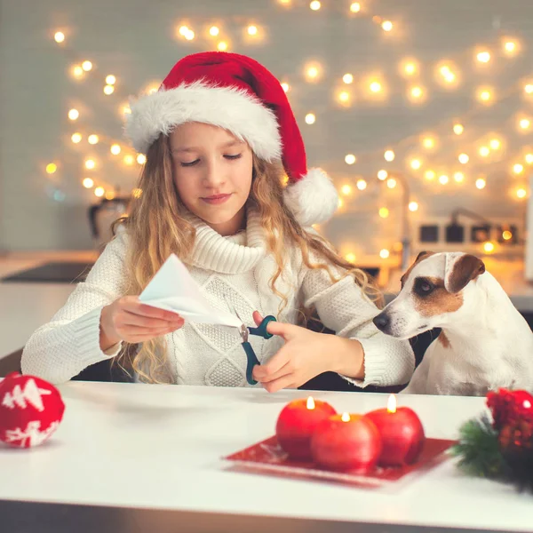 Child carves a snowflake for christmas — Stock Photo, Image