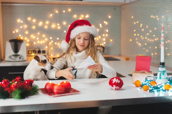 Child carves a snowflake for christmas — Stock Photo, Image