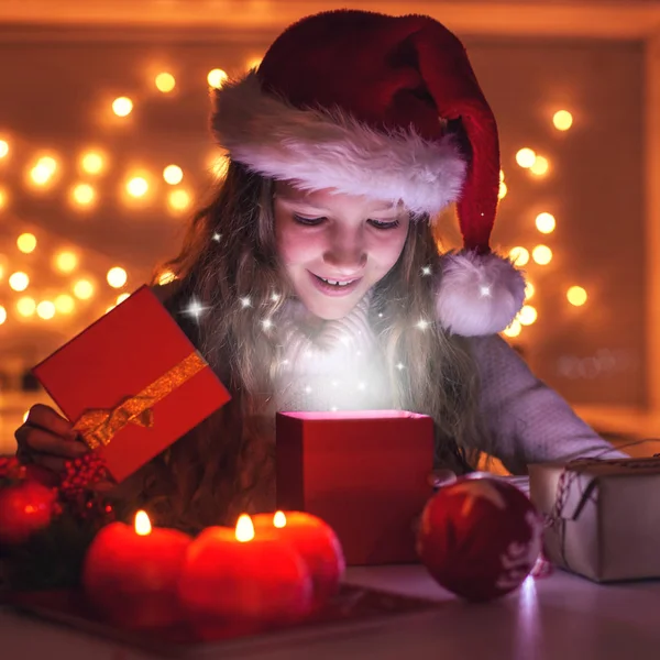 Kind öffnet ein Neujahrsgeschenk — Stockfoto