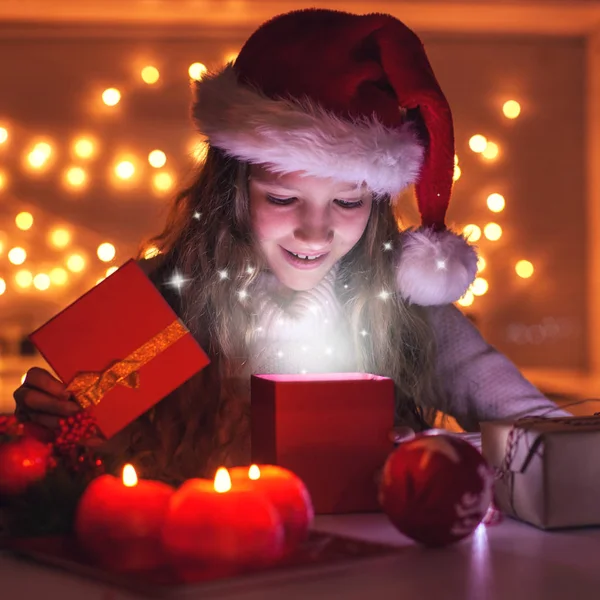 Niño abre un regalo de Año Nuevo —  Fotos de Stock