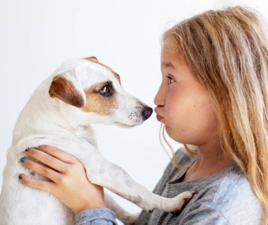 Köpekli mutlu çocuk.
