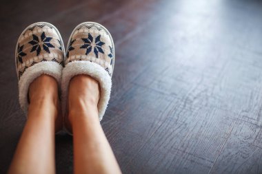 Terlik kadın ayak üzerinde. Yumuşak rahat ev terlik