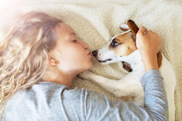 Criança feliz com cão — Fotografia de Stock