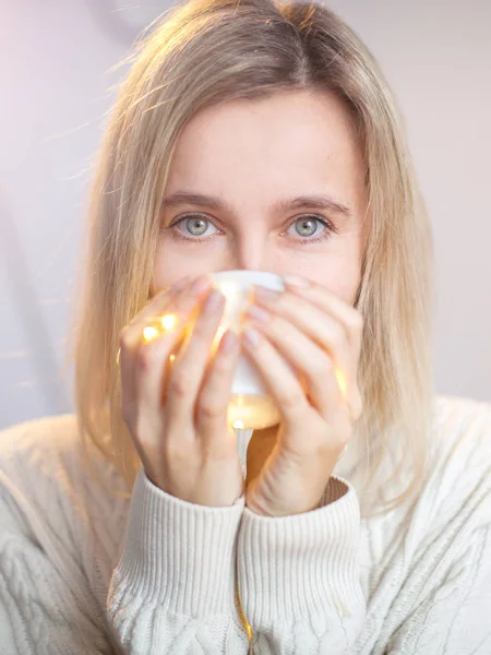 Žena pije kávu — Stock fotografie