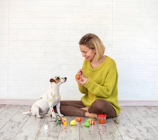 Mujer y perro color huevos de Pascua — Foto de Stock