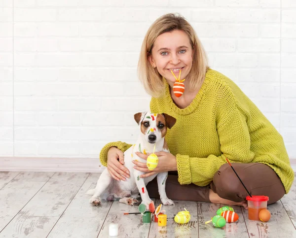 Пасхальные яйца цвета женщины и собаки — стоковое фото