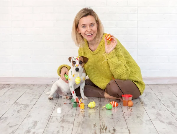 Donna e cane colore uova di Pasqua — Foto Stock