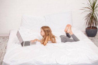 dizüstü bilgisayar ile çocuk