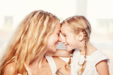 Evde mutlu bir aile. Gülen çocuk ile anne