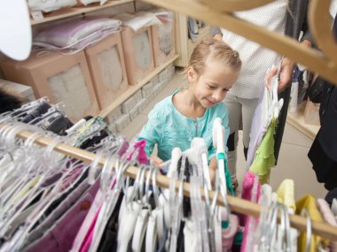 Çocuk ve kadın bir çocuk mağaza