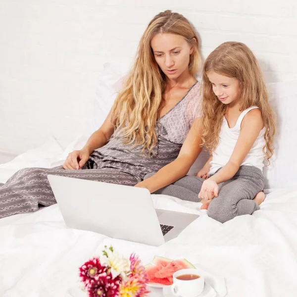 Família com laptop na cama — Fotografia de Stock
