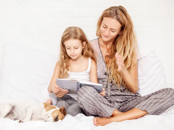 Kvinna med barn läsa bok — Stockfoto