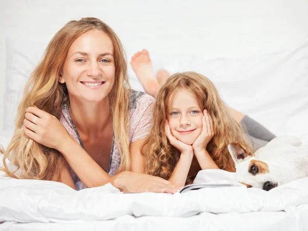Yatakta çocuk ile anne — Stok fotoğraf