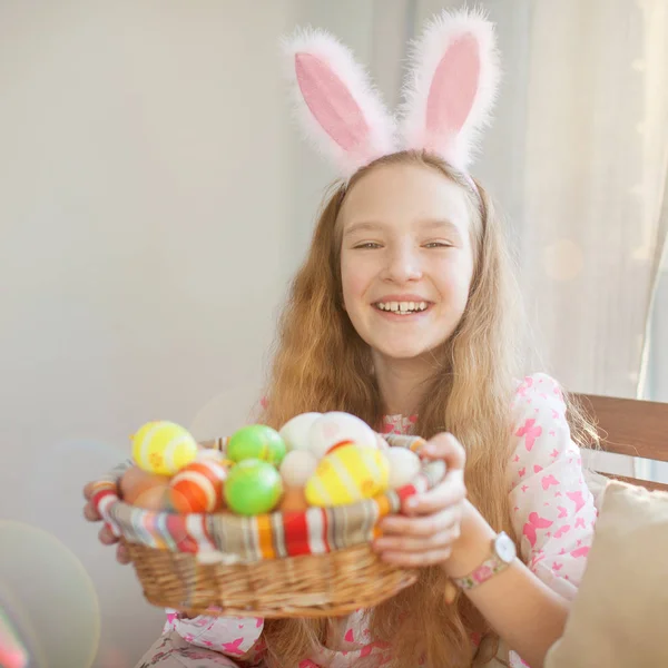 快乐的孩子与复活节彩蛋 — 图库照片
