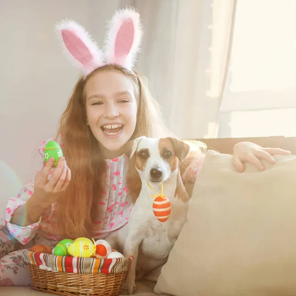 Enfant heureux avec des œufs de Pâques — Photo