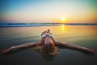 Okyanus kıyısında rahatlatıcı kadın