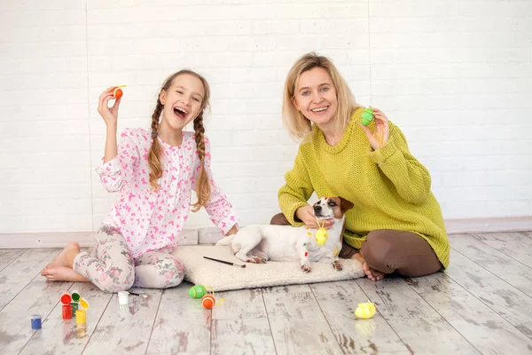 Mamma och barn dekorera påskägg — Stockfoto