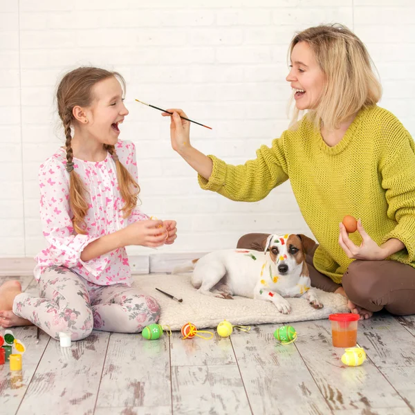 Anne ve çocuk Paskalya yumurtalarını süslüyor. — Stok fotoğraf