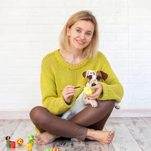 Donna e cane colore uova di Pasqua — Foto Stock