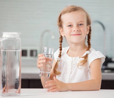 Çocuk içme suyu evde