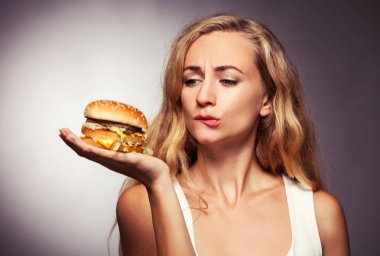 Kadın, hamburger