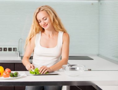 Genç kadın sebze salatası hazırlama 